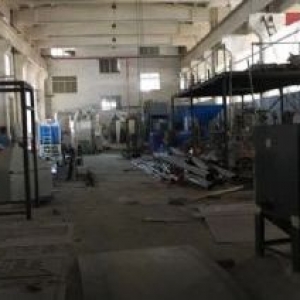 独立门进出，带行车，标准厂房，层高11米，带环氧地坪