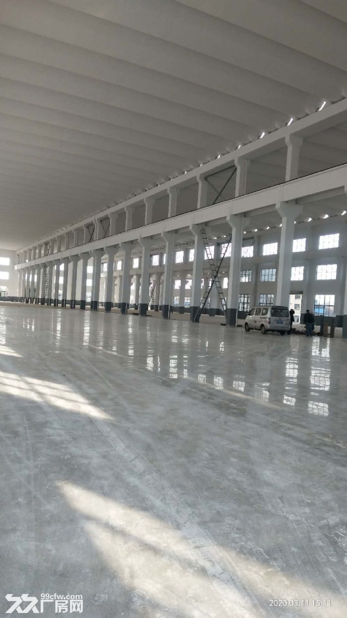 独立标准厂房仓库700平10吨行车，大车好进出，有办公室