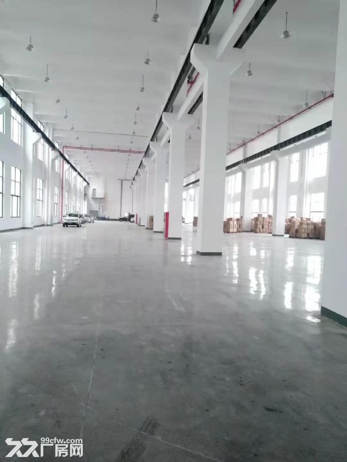 一楼350平，二楼350平有货梯，另有一楼240平，张泾一楼600平